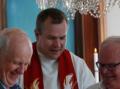 Gaveoverrekkelse. Nils Falch, prest Skomsvoll og formann i menighetsr�det Nils A. Kvalnes.