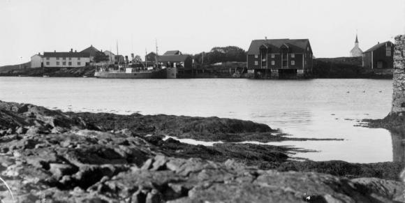 To dampskip anløper Skålvær en gang tidlig på 1900-tallet. Stedet var et knutepunkt for reisende og her er det Haarek(svart) fra Helgelandske som møter en av båtene fra Torghattens Dampskibsselskap.