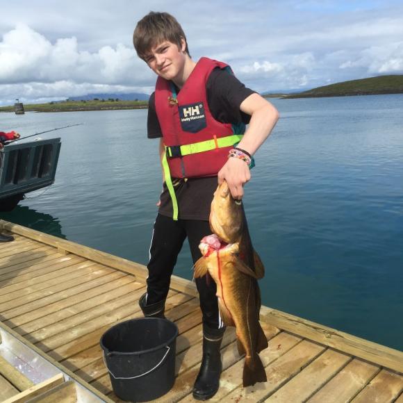 Kristoffer fikk en flott torsk fra flytebrygga f�rste helg den var i bruk.